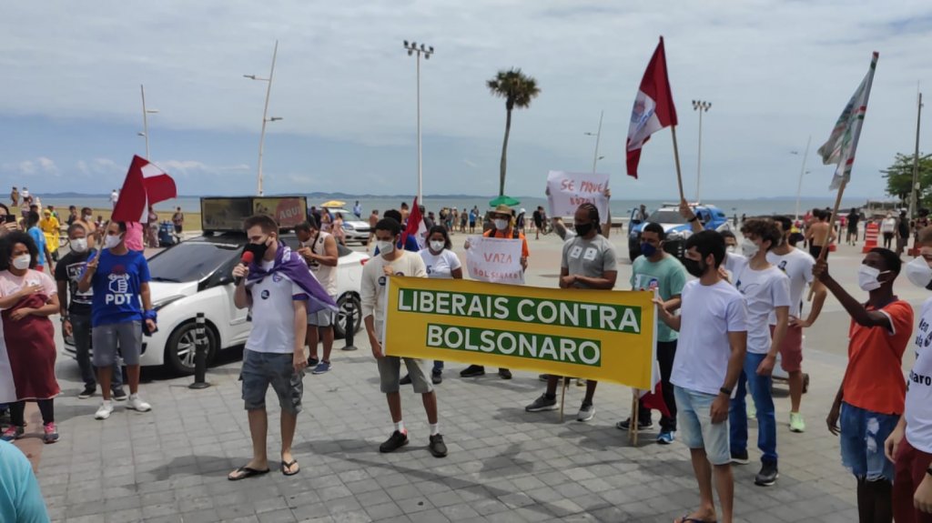 Manifestantes em ato contra Bolsonaro no Farol da Barra. Foto: Gilberto Jr.